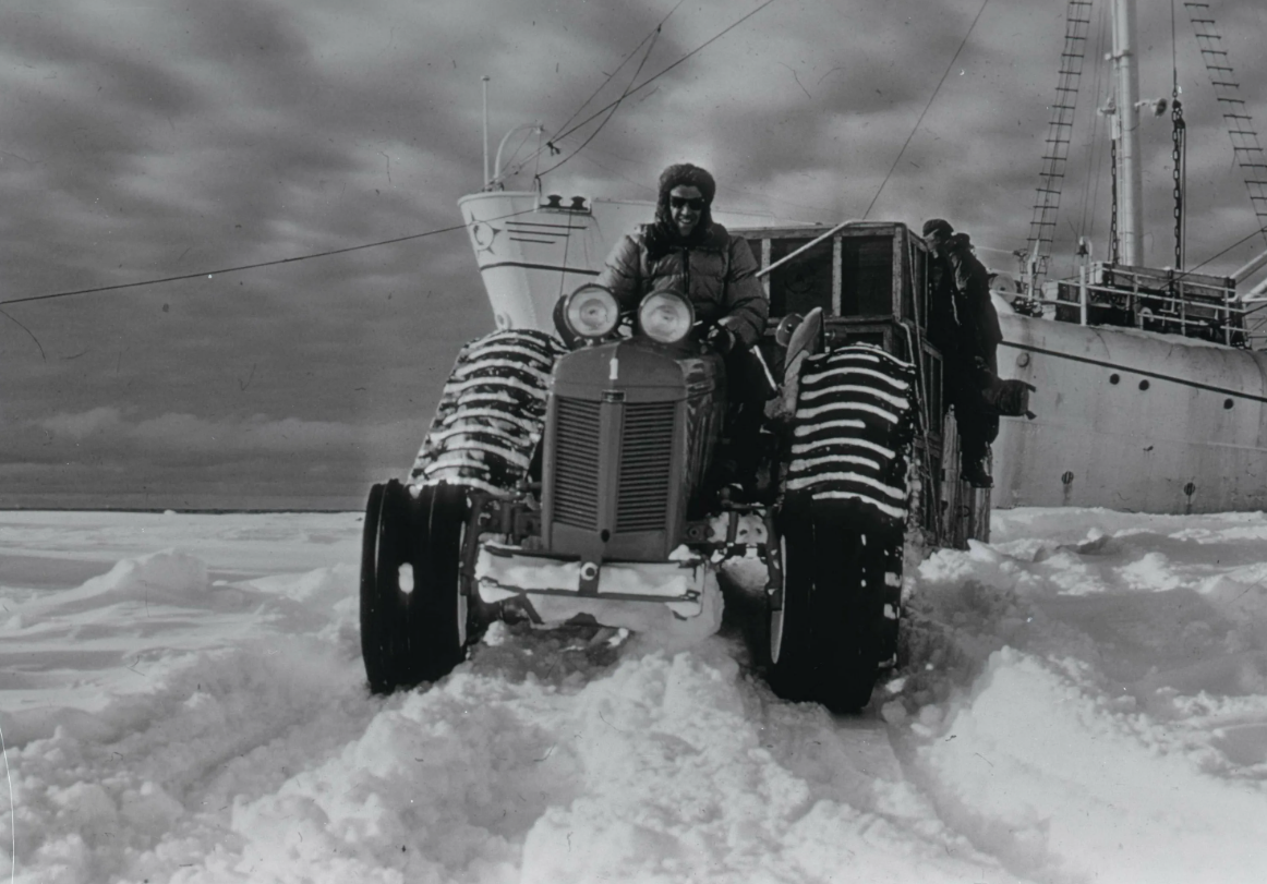 ФОТО 2: Ferguson FE-35 Shackleton 1956 — гусеницы в антарктических торосах