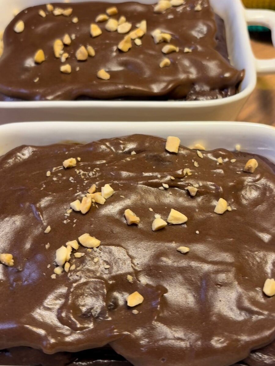 Шоколадная запеканка с кремом, сверху арахисовая крошка