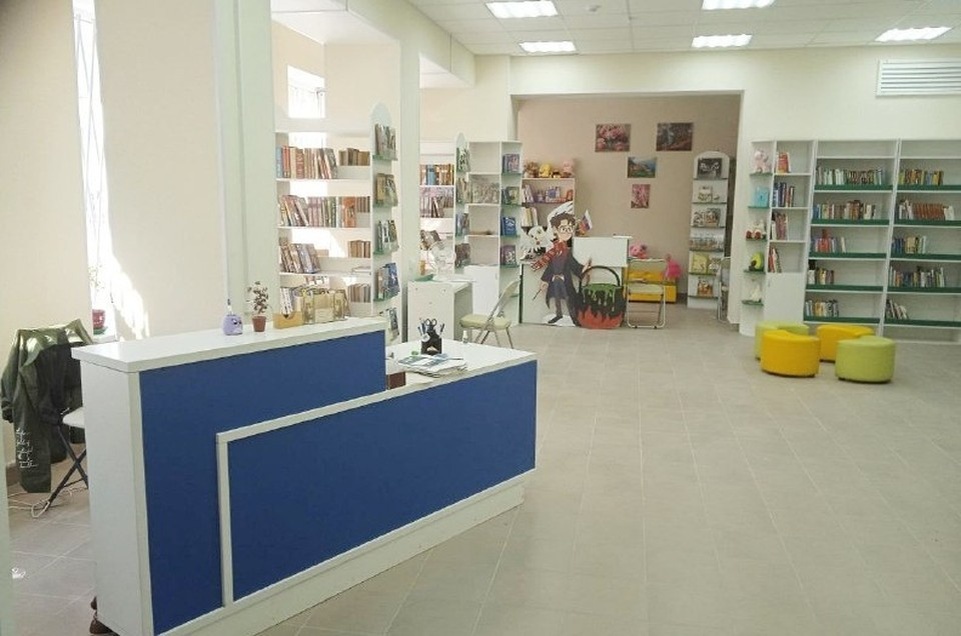    В 2025 году в библиотеках Мариуполя зарегистрировались более 10 тысяч новых читателей, а общее количество посещений достигло 100 тысяч. Фото: ТГ/Кольцов