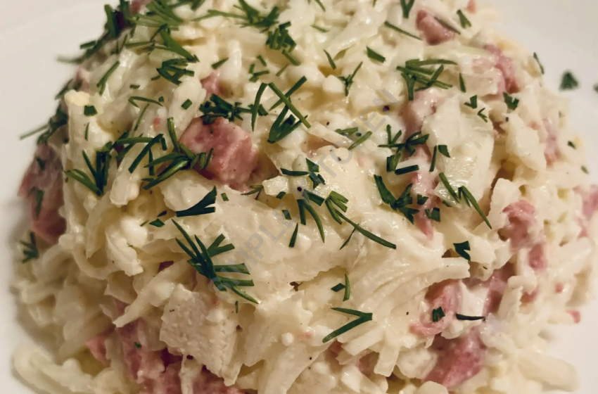 Салат с капустой и колбасой. 