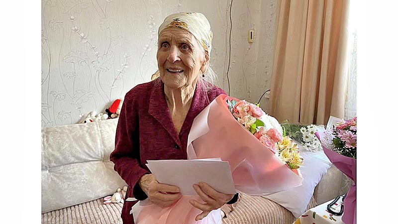    Из века в век переходя