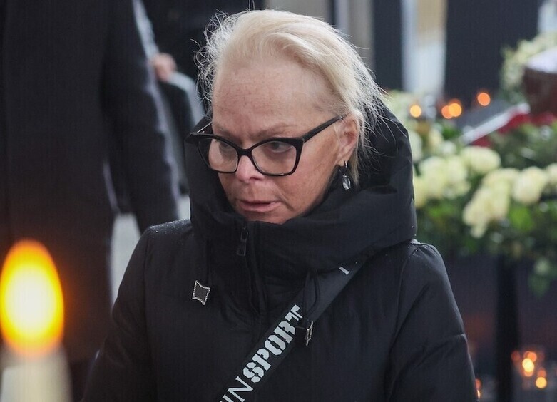 Из энергии и свежести здесь только сумка / https://www.womanhit.ru/stars/88694-2026-01-28-blednaya-ibez-makiyazha-larisa-dolina-poyavilas-naproschanii-soleynikovyim/