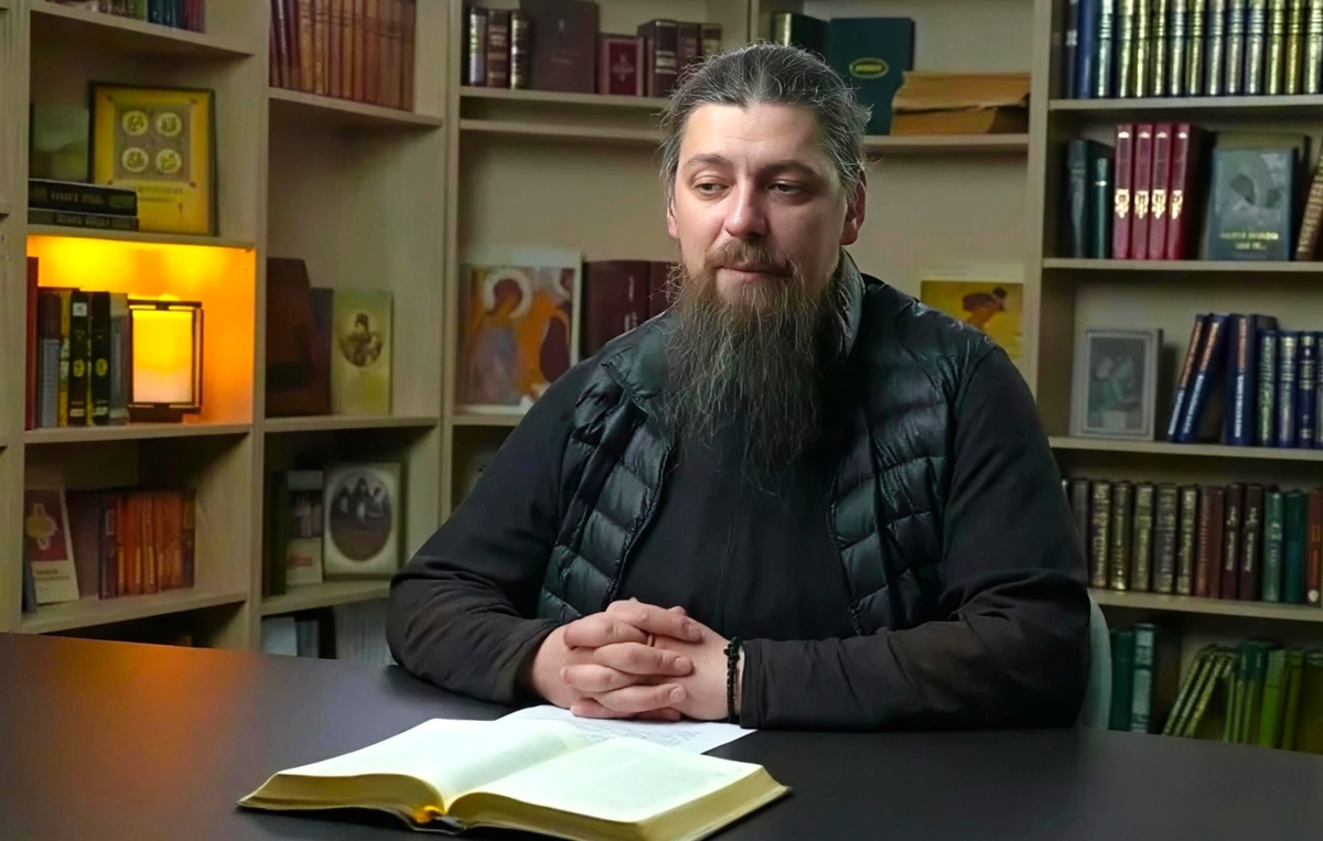 П. Пащенко: "Избыточную тревогу вызывает избыточный интеллект и избыточная мнительность, когда человек заранее просчитал, как ему кажется, будущее. Заранее прогорел и заранее отчаялся".