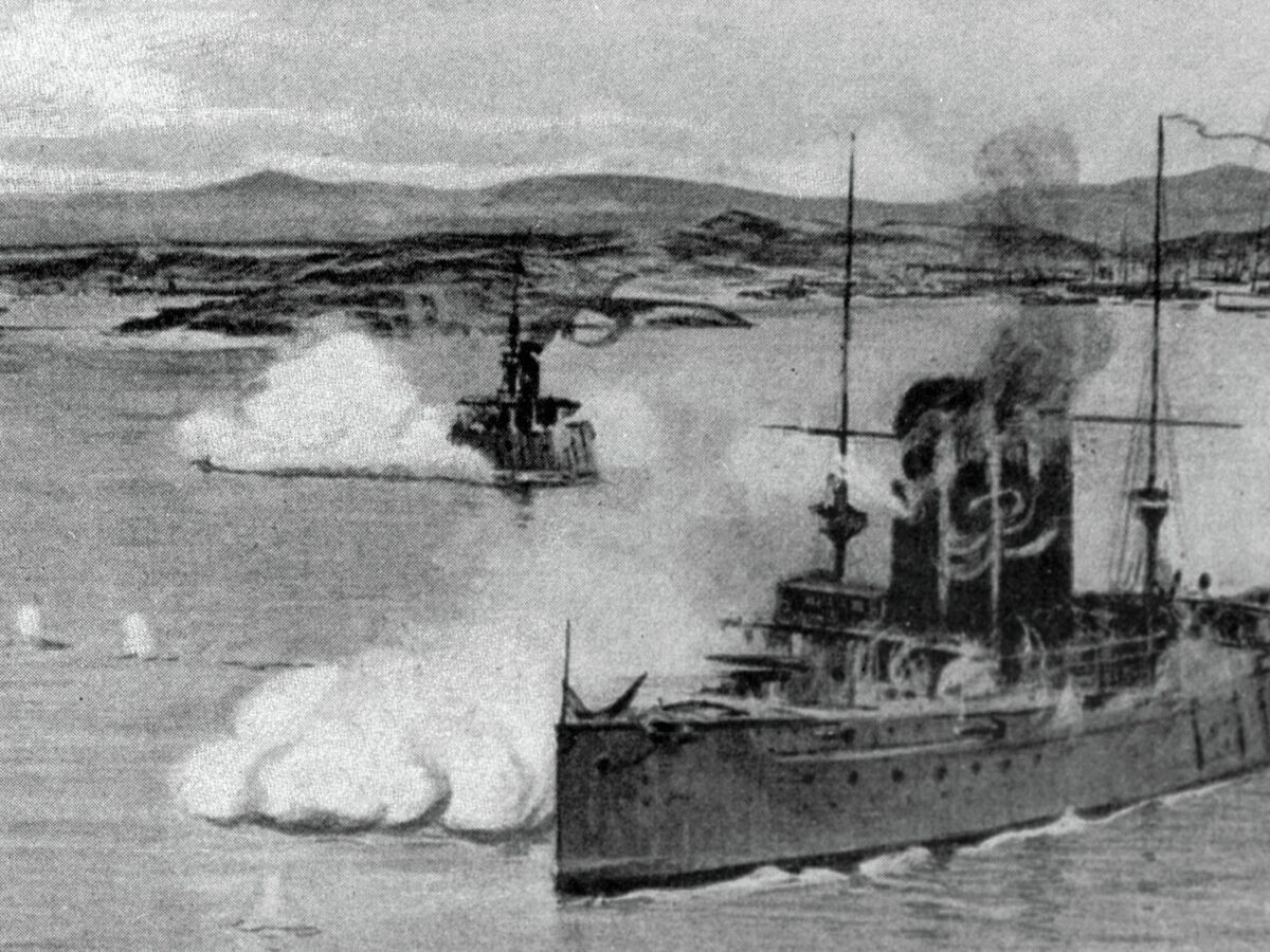    Крейсер "Варяг" и канонерская лодка "Кореец" ведут бой с японской эскадрой | © РИА Новости / Ю. Левянт