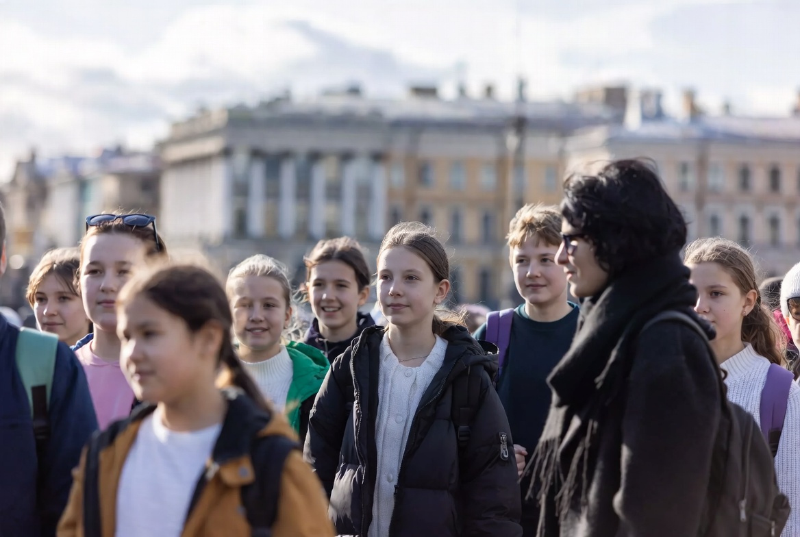 Школьная группа на экскурсии в Санкт-Петербурге