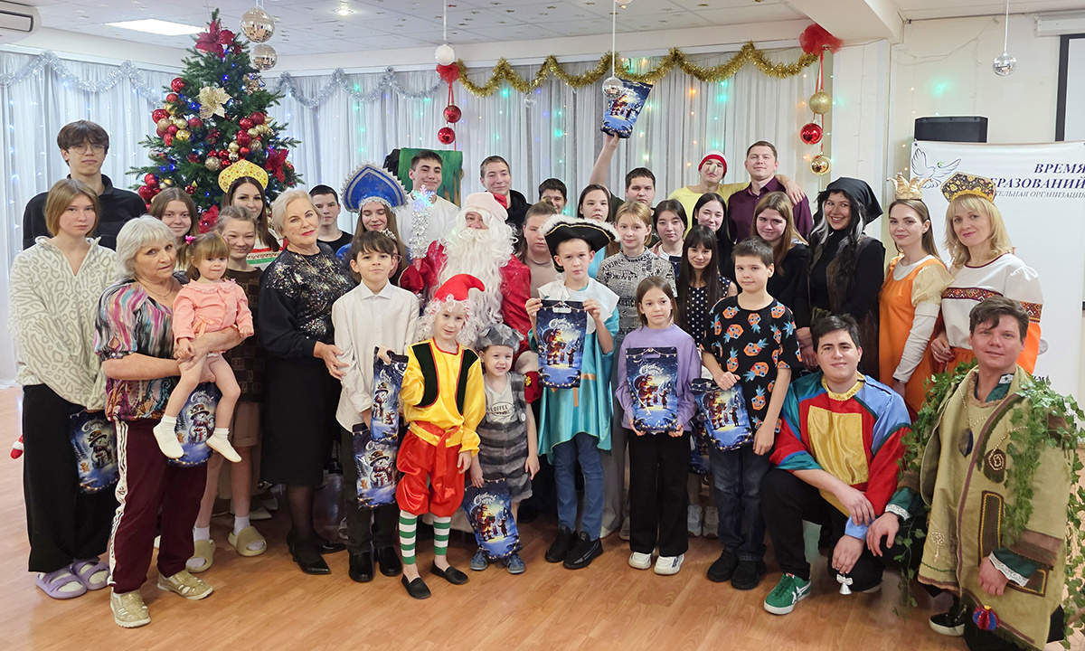 Волонтеры «Тольятти­каучука» не просто сказочные персонажи, они – настоящие волшебники! / Фото молодежного комитета ТК