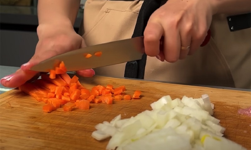 Готовим необычное блюдо с мясом и овощами: смешиваем гречку и пшено