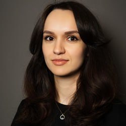    — В текущих экономических условиях компании сфокусированы на эффективности с минимумом издержек — «сделать больше с теми же ресурсами». Сеньор, который может самостоятельно вести сложный модуль, мидл, требующий минимальной адаптации, приносят ценность быстрее. Джун же выходит на эффективность (самоокупаемость) в лучшем случае через год. Сегодня многие компании не готовы к таким инвестициям, — рассказала Екатерина Мурзина.