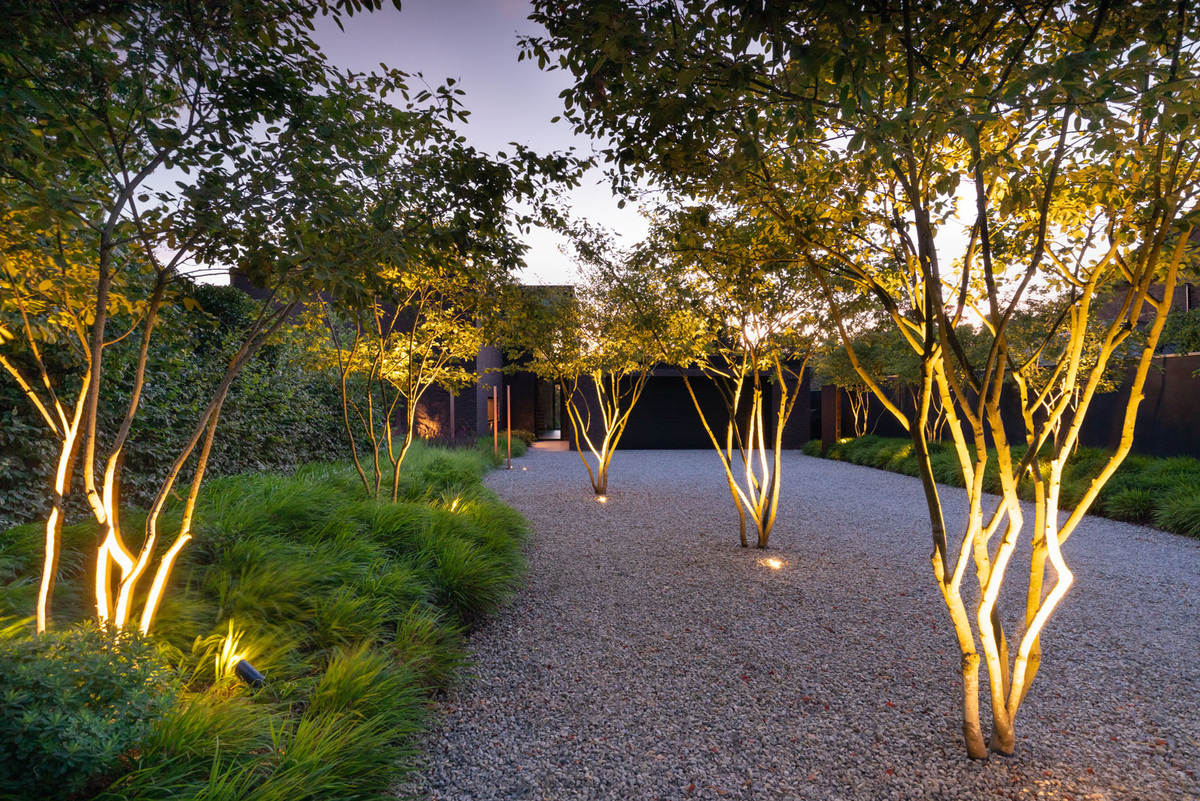 Минималистичное решение с небольшим количеством элементов — выразительно, спокойно и с минимальными требованиями к уходу.