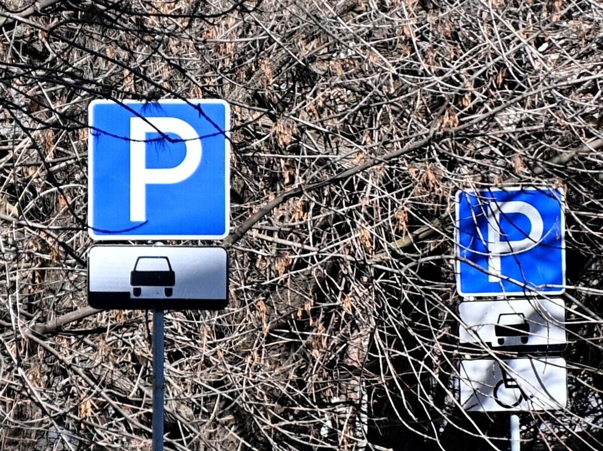    Дорожные знаки "Парковка", "Инвалиды" и "Способ постановки транспортного средства на стоянку" на одной из улиц в Москве | © РИА Новости / Евгений Одиноков