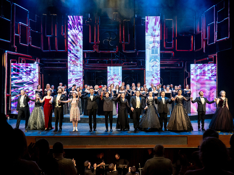     Финал спектакля. Все артисты на сцене. Фото Антон Дубровский
