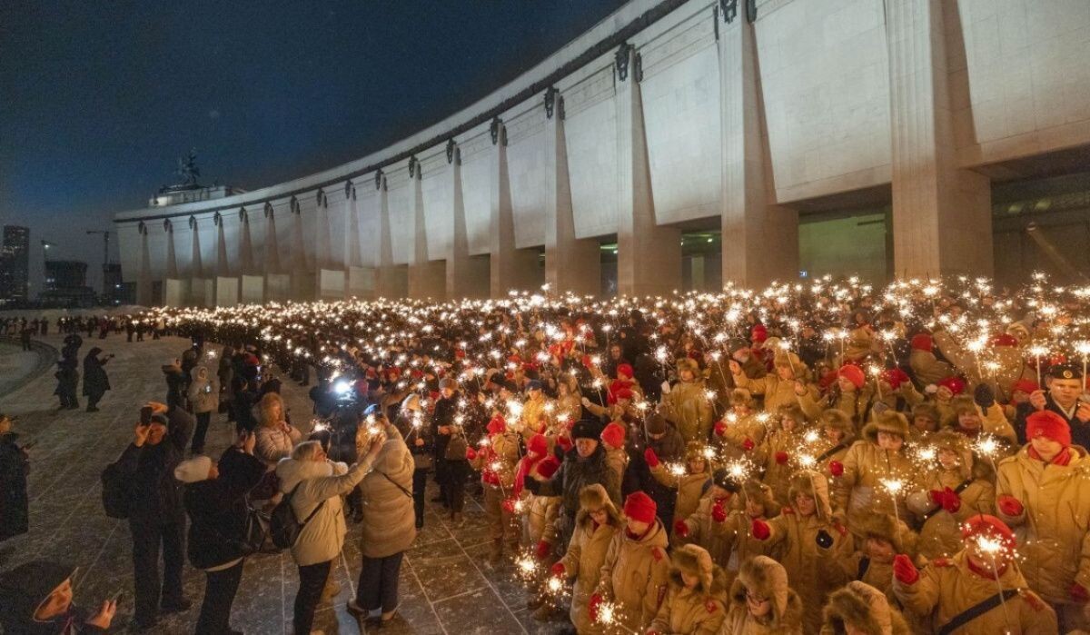     Участники акции "Искра Надежды" у стен Музея Победы Источник: Архив учреждения Автор фото: Андрей Лебедев
