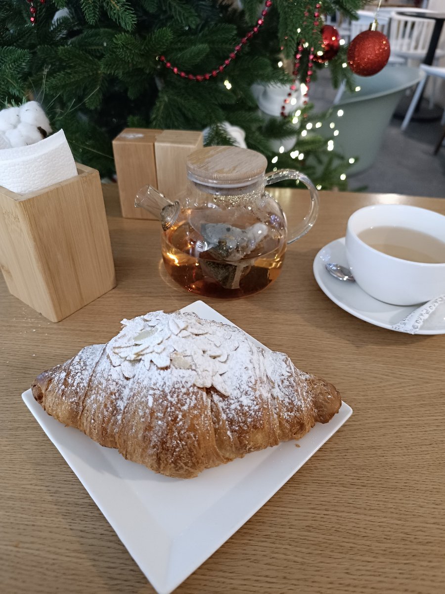 В кафе до сих пор новогодние украшения))