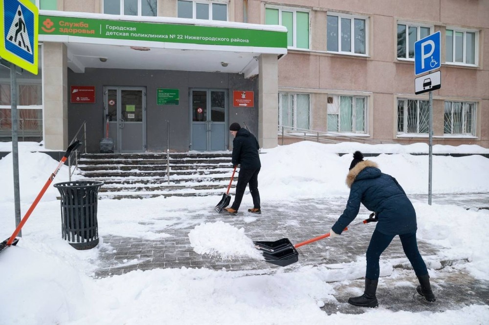    Сотрудники администрации Нижнего Новгорода участвуют в уборке снега