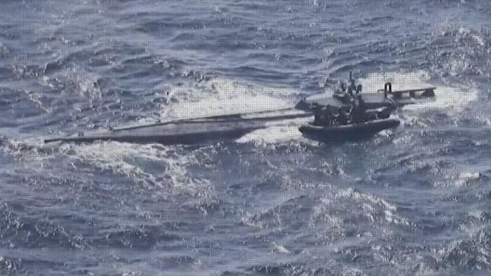 В Атлантике перехватили субмарину с почти 9 тоннами кокаина на 54 млрд рублей. Обложка © Х / Le20h-France Televisions