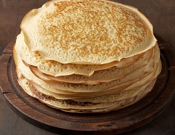 Блины всегда получаются пышными и узорчатыми — добавляю не только муку