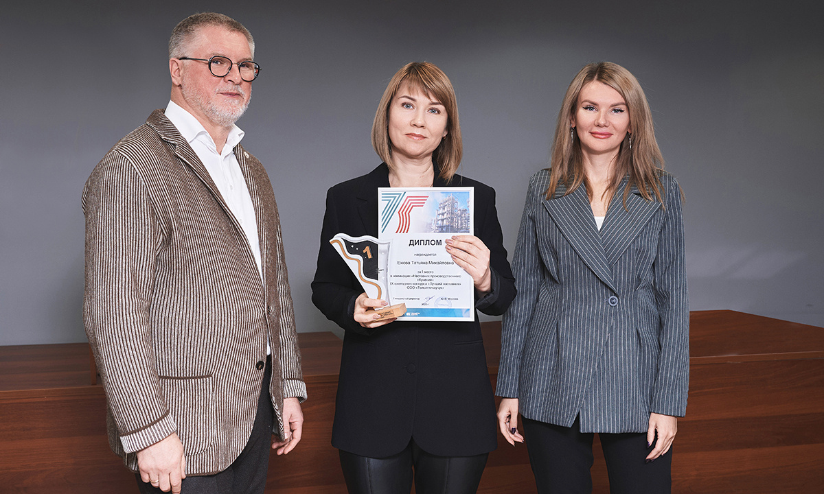 По итогам конкурса наставников, проходившего в течение 2025 года, были названы имена тех, кто по праву будет носить звание лучших. На фото: победитель в номинации «Наставник производственного обучения» Татьяна Ежова получает награду из рук генерального директора «Тольятти­каучука» Юрия Морозова и руководителя службы управления персоналом Наталии Лазаревой / Фото Вадима Благодарного