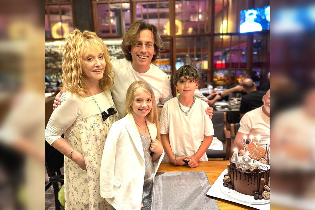    Алла Пугачева с мужем и детьми Социальные сети