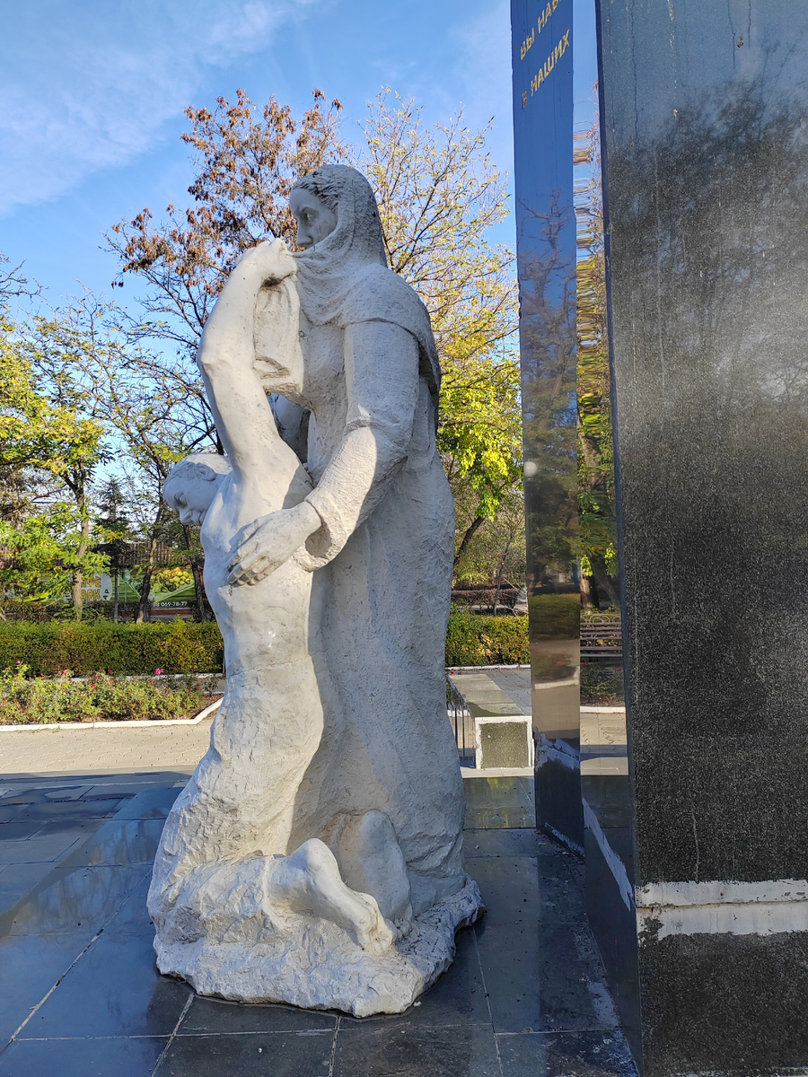 Памятник астраханцам, погибшим в локальных конфликтах. Астрахань, 2025 г.