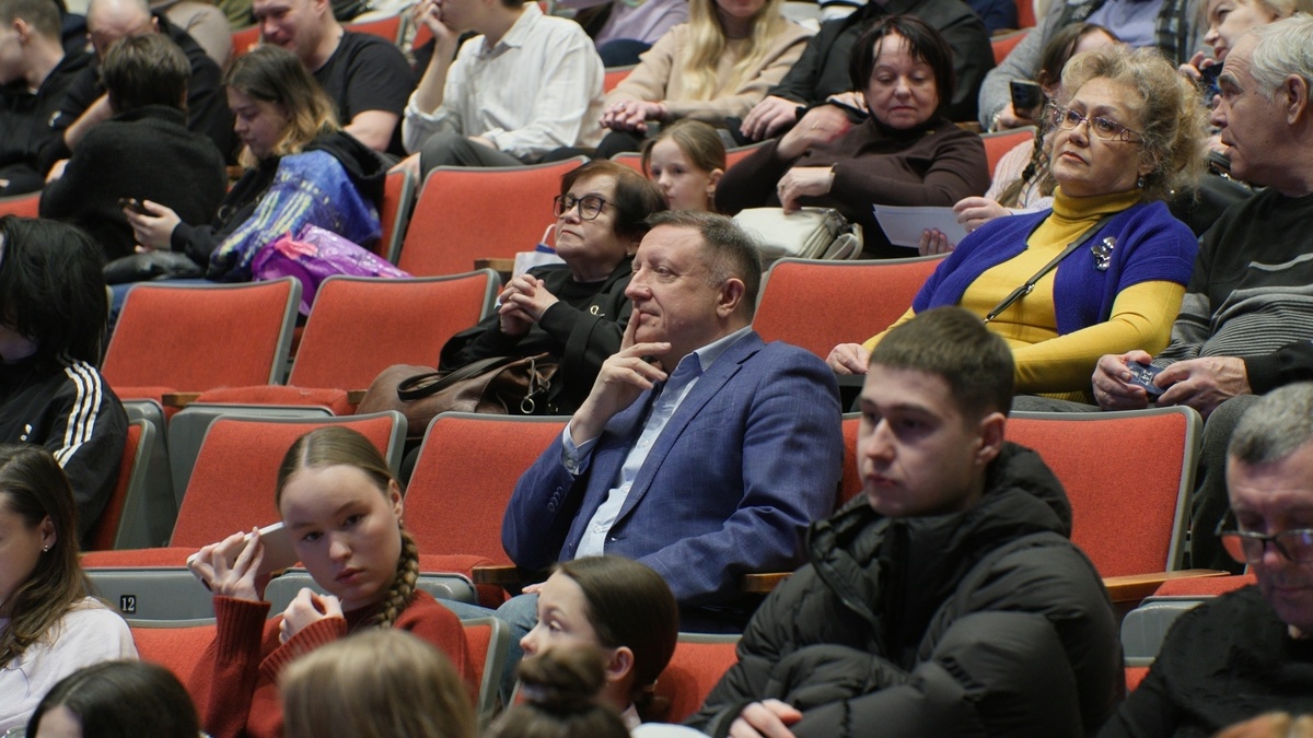 В зале присутствовали почетные гости. Сергей Радченко(ТЮЗ), Надежда Чиняева (Театр "Колесо")