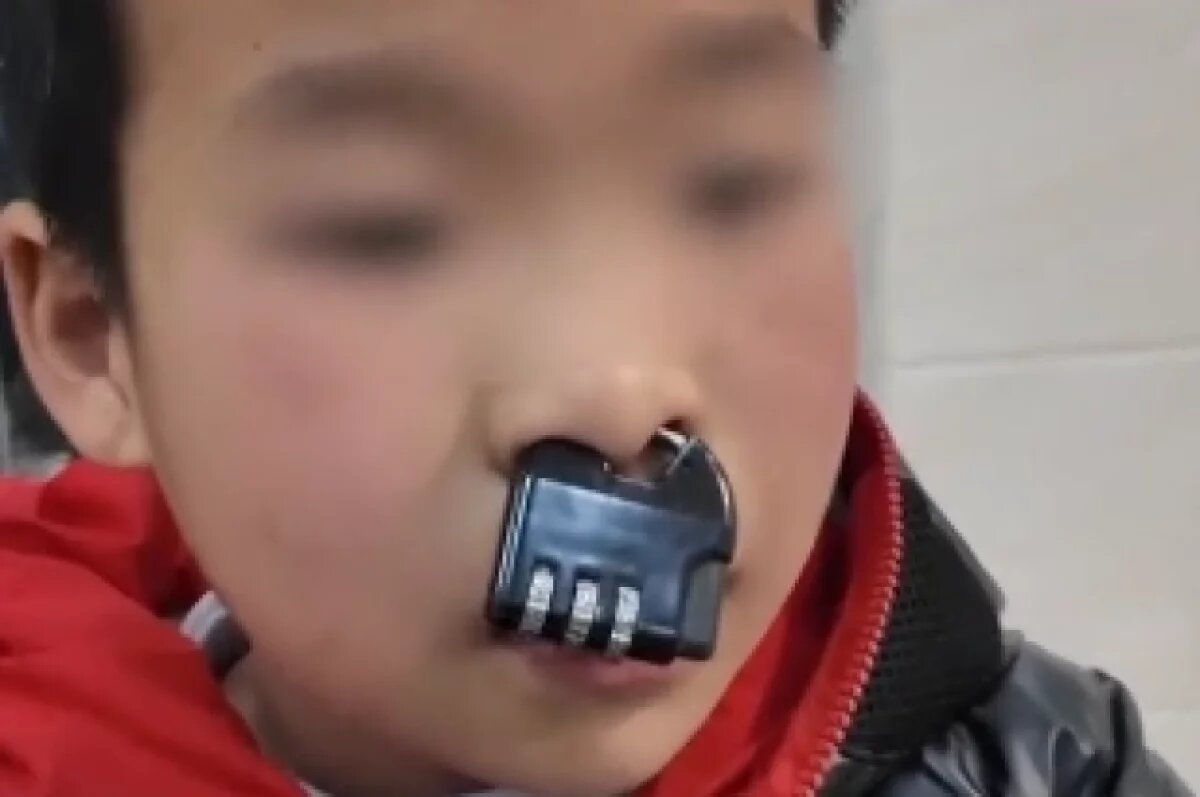    OC: пожарные сняли защелкнувший кодовый замок с носа ребенка