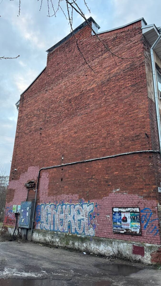 Другой фасад этого же дома