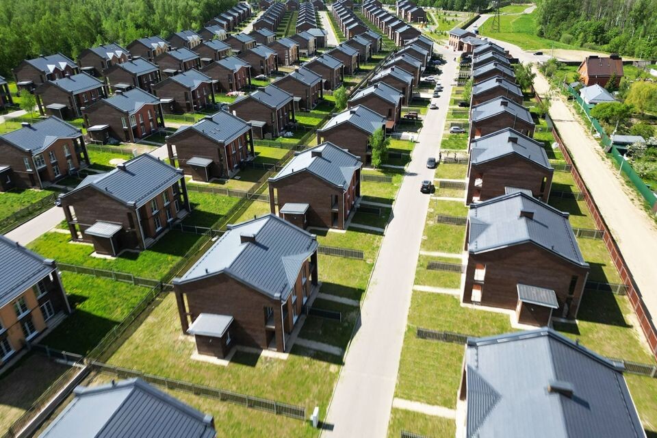 Фото из интернета. Для примера. Вот так по ее мнению должен был выглядеть поселок, когда все достроятся и переедут. 