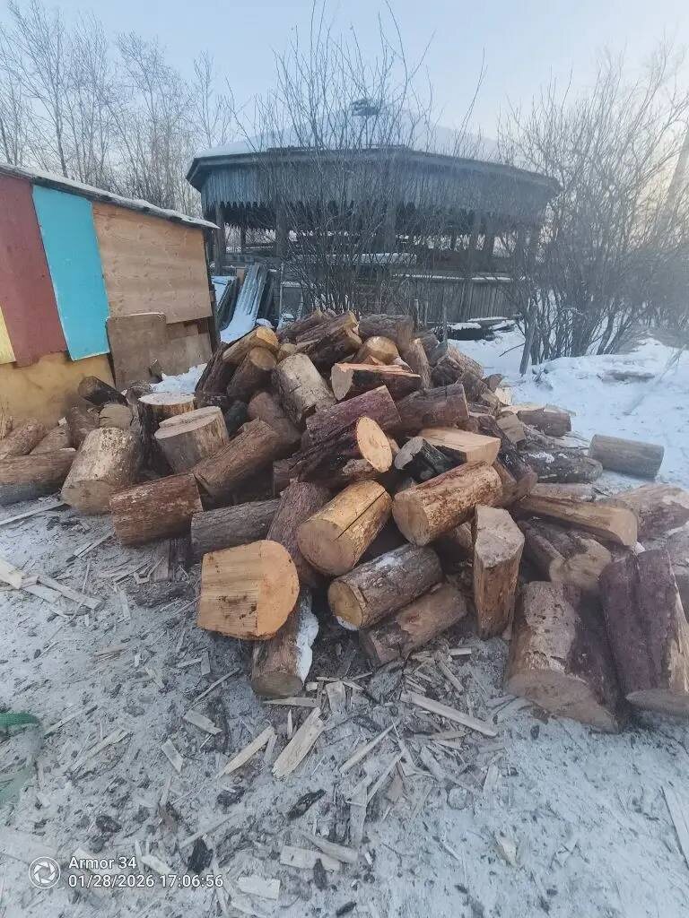 Вчера довезли еще машину дров. У нашего поставщика больше не осталось.