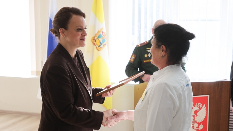    Замминистра обороны РФ Анна Цивилёва награждает медработника Фото: Дмитрий Ахмадуллин / / ИА «Победа26»