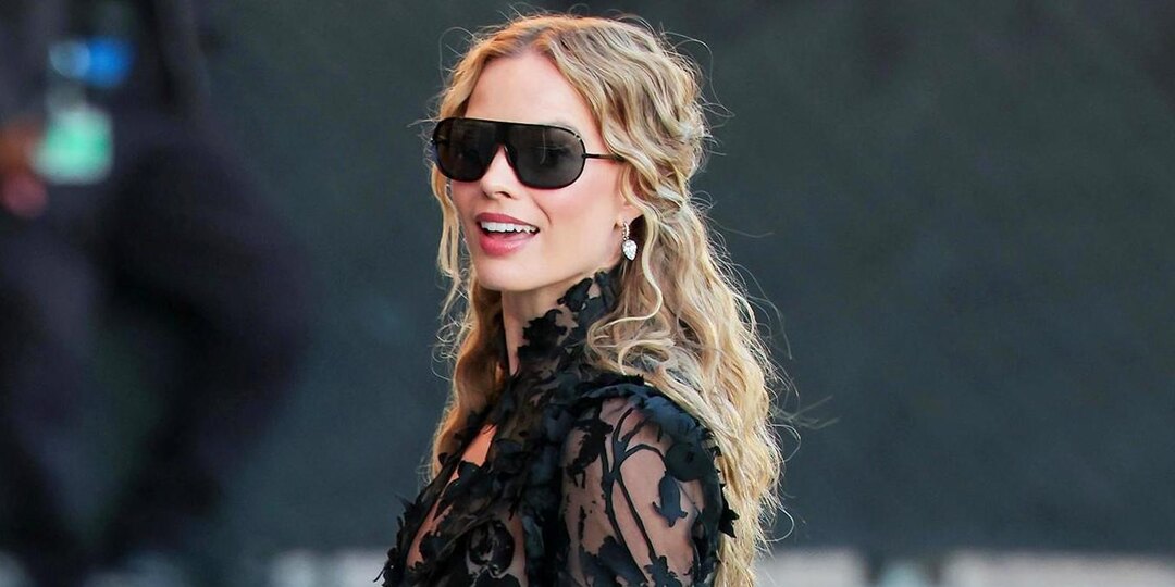 Марго Робби привлекает внимание к фильму «Грозовой перевал» сногсшибательными образами: смотрим фото