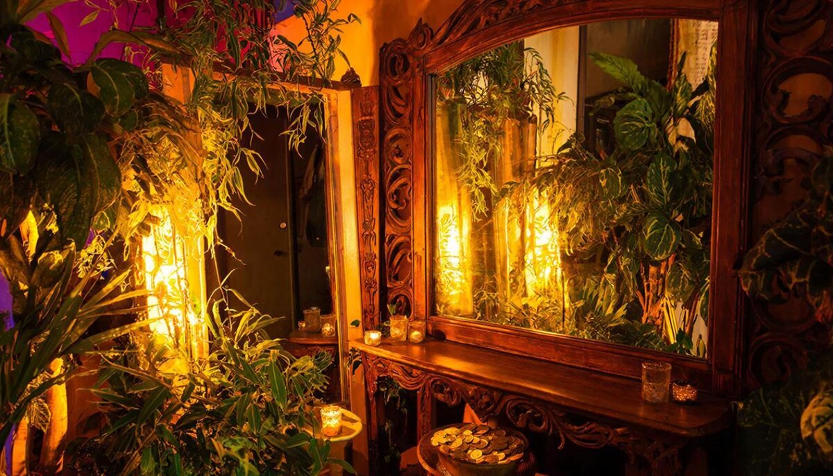 Зеркало напротив входа. Почему это главная ошибка, которая «выталкивает» деньги из дома