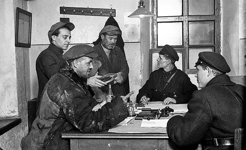 Допрос соседей. Фото из архива