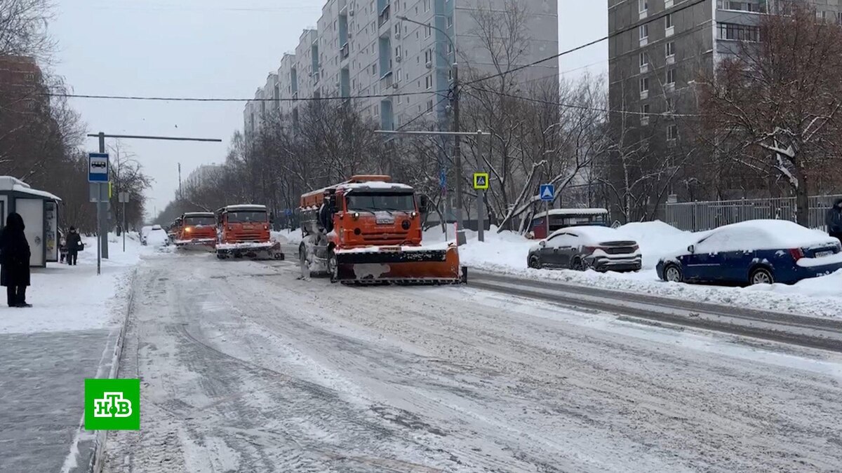    Кружится, летает, не тает: столицу продолжает засыпать снегом