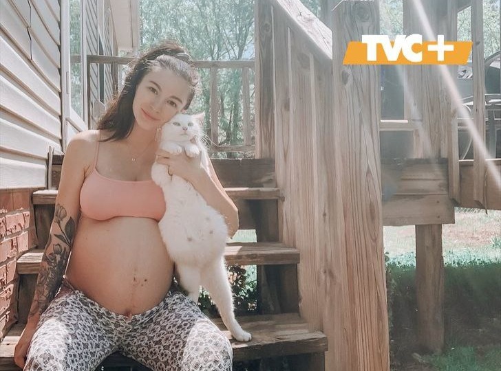 Беременная женщина подобрала беременную кошку