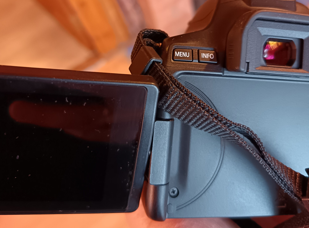 Экран зажал ремень камеры