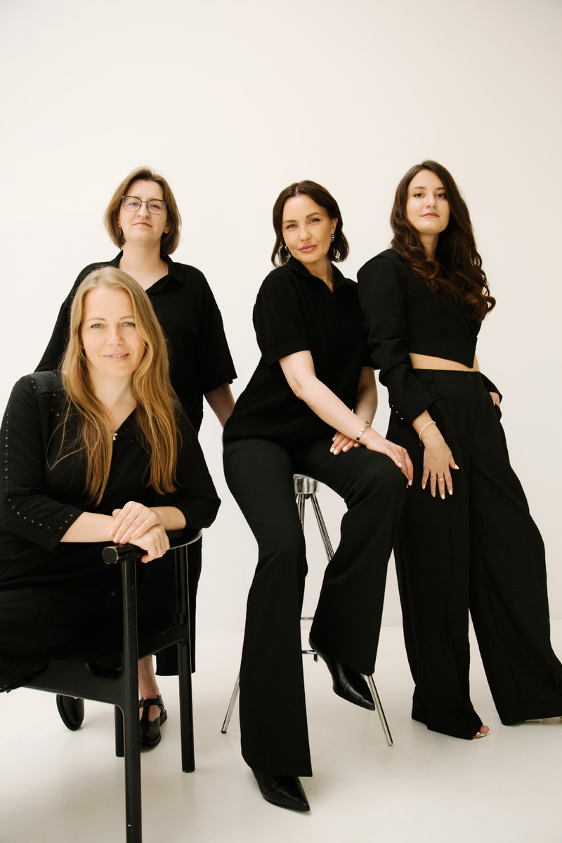 Прекрасная команда отдела комплектации, точнее - ее часть