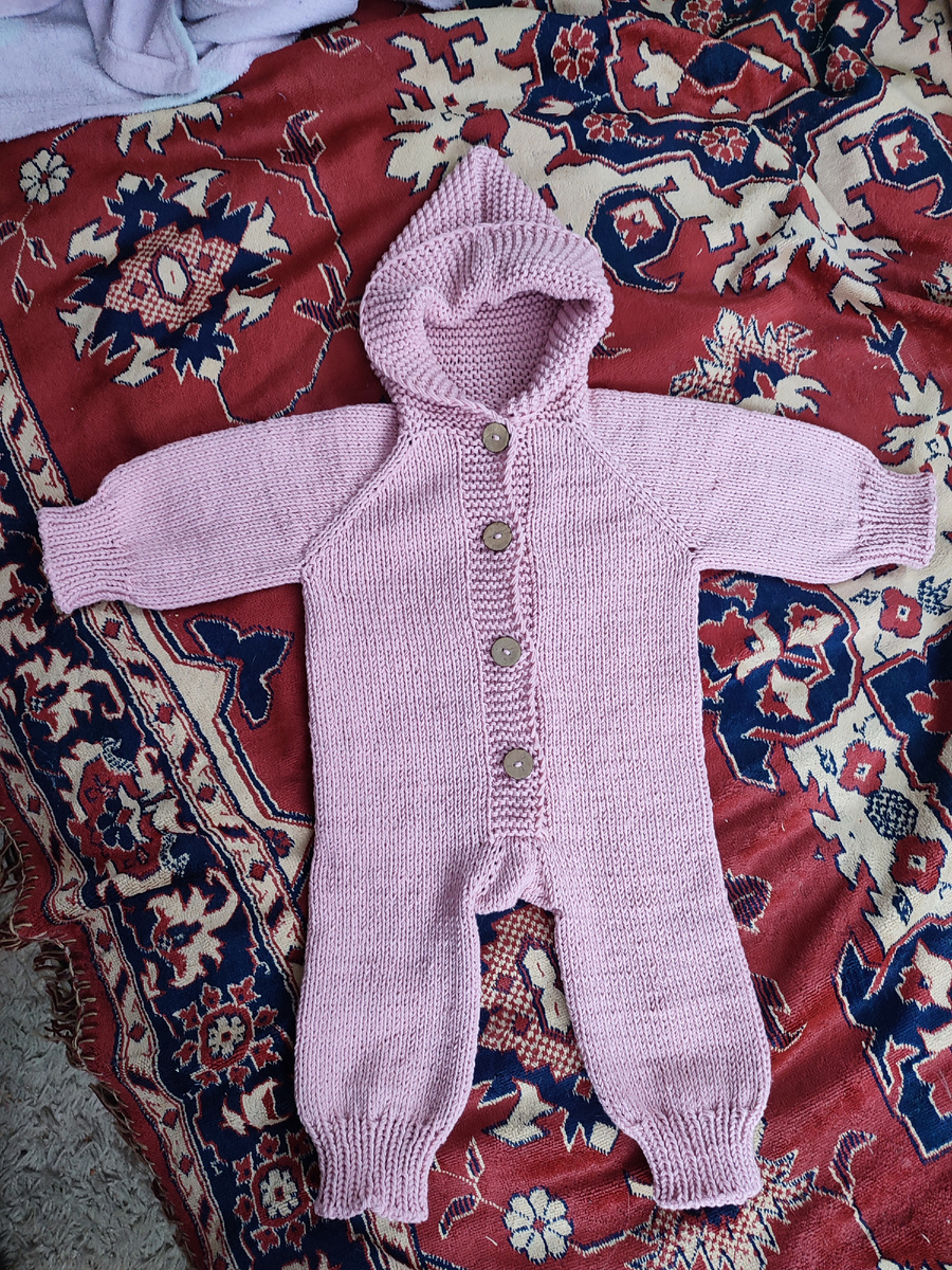 Розовый комбинезон