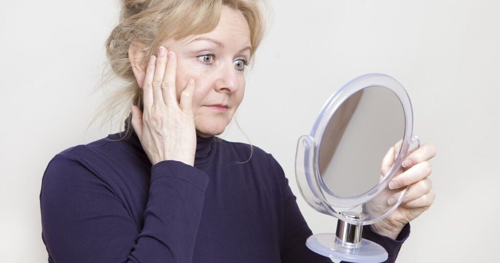 Выпадают волосы пучками и кожа тусклая? Это не «просто возраст». Ищем настоящие причины от гормонов до скрытого дефицита