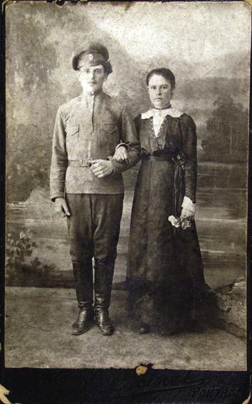 Казачий выросток станицы Великокняжеской Михаил Морозов и крестьянка Прасковья Дворникова после "заручкования" (удачного сватовства), 27 февраля 1917 г.  