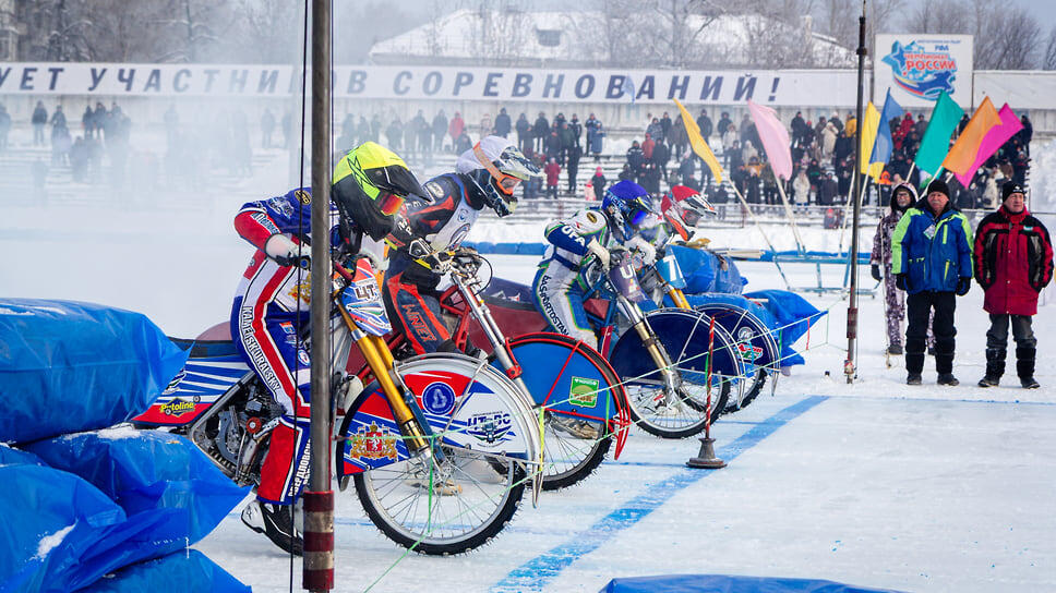 Первый Мемориал Кадырова состоялся 17 октября 1993 года, спустя 2,5 месяца со дня смерти прославленного мотогонщика. Соревнования проходили на гаревой дорожке стадиона «Труд», где Габдрахман Кадыров стал первым чемпионом Европы в 1964 году. Победитель соревнований Риф Саитгареев получил автомобиль «Москвич-2141».📷Фото: Идэль Гумеров / Коммерсантъ