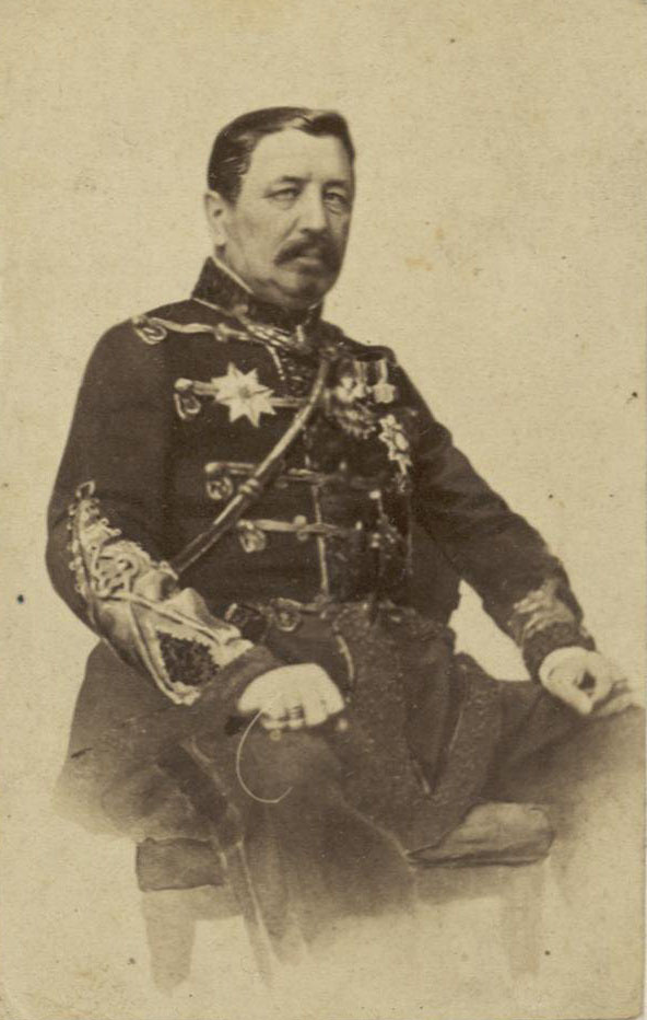 Ян (Иван) Альбертович Халецкий (1807-1883 или 1879 гг.) — польский генерал периода Январского восстания, генерал-майор императорской армии. Принадлежал к татарскому роду Халецких. Во время Крымской кампании (1854-1856 гг.) командир Киевского гусарского полка. Генерал-майор. После начала мятежа 1863 г. в Польше присоединился к повстанческим войскам на Волыни. В августе 1863 г. в Галичине генерал Эдмунд Ружицкий поручил ему командование 2-м (русским) кавалерийским полком (Волынский полк), стоявшим под Тарнополем. В связи с объявлением австрийцами 29 февраля 1864 года осадного положения отряд Халецкого был рассредоточен и в боевых действиях участия не принимал. Самый высокопоставленный и опытный офицер регулярной армии не сыграл никакой роли в восстании.
После того, как полк был распущен и мятеж провалился, эмигрировал во Францию и принимал активное участие в организациях независимости Польши. Участник боёв Парижской Коммуны 1871 г. Мицкевич отмечал в своих воспоминаниях, что во время Парижской Коммуны генерал Халецкий вывешивал на балконе своей квартиры российский флаг, чтобы избежать агрессии с обеих сторон. Сайт: https://ru.wikipedia.org/wiki/Халецкий,_Ян
