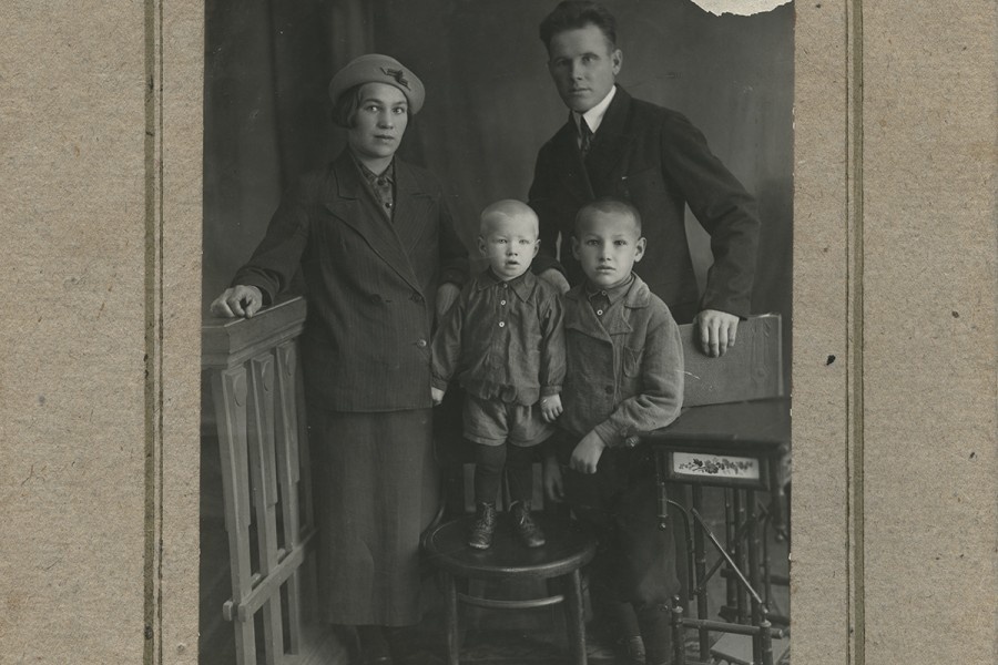 Николай Игнатьевич и Клавдия Васильевна Ельцины с сыновьями Борисом (справа) и Михаилом. Березники. 10 октября 1939 года. Из семейного архива Фото - экспонат зала Музея Бориса Ельцина "Лабиринт российской истории".