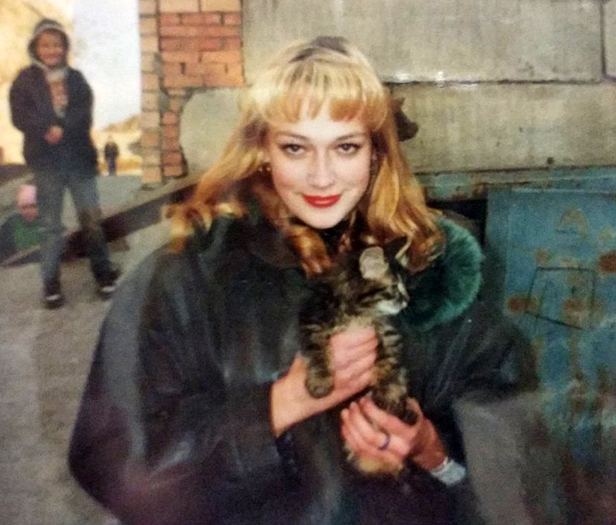 Девушка 90-х с котенком