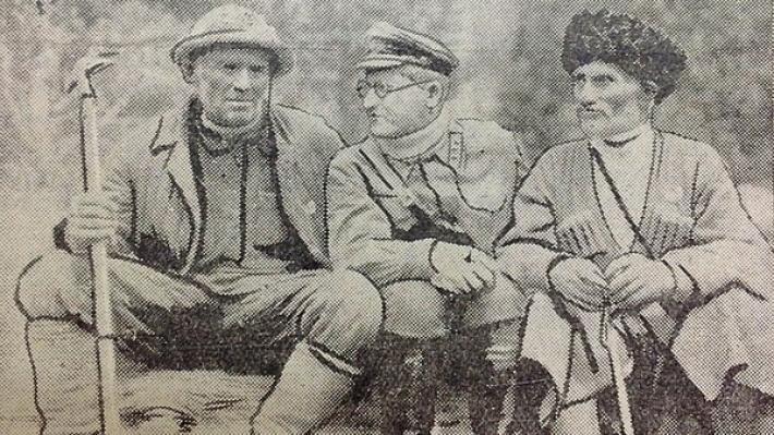 Проводники альпиниады «500» Юсуф Тилов (слева) и Саид Хаджиев (справа) с начальником штаба восходителей Францевичем, фото из газеты "Кабардино-Балкарская Правда"