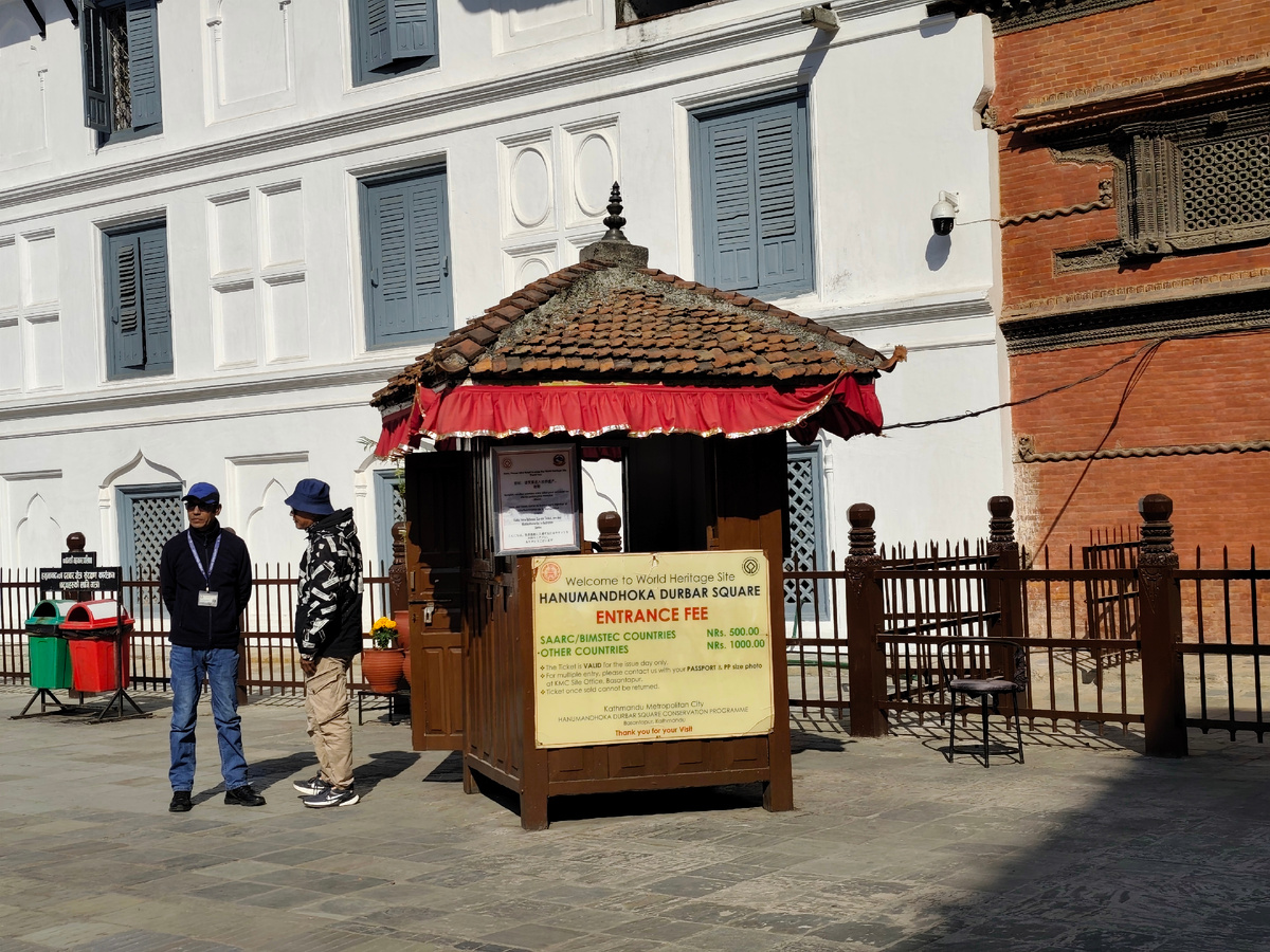 Будка, где иностранцам продают билеты для прохода на площадь Дурбар