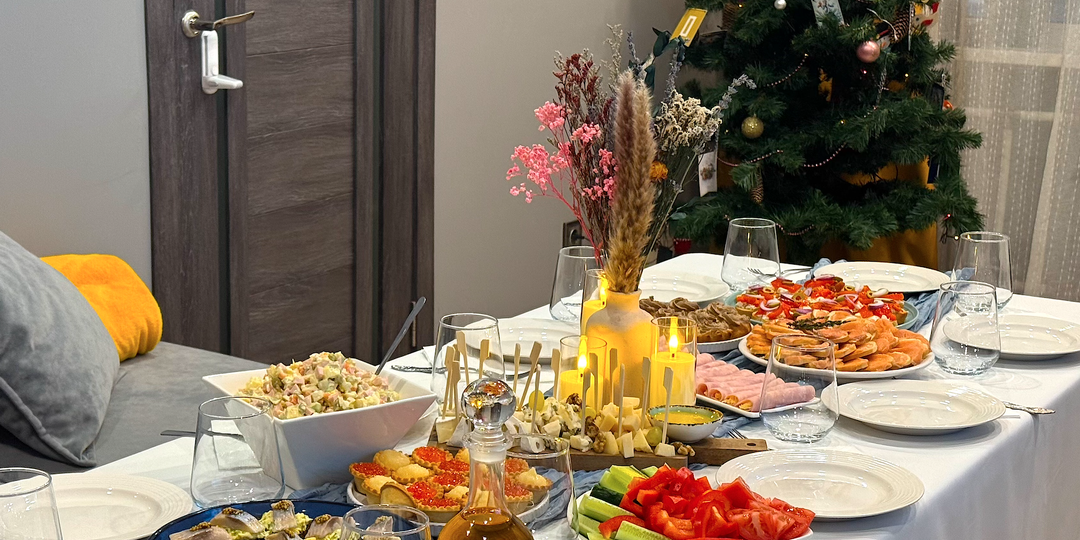 Свечи горят, стол накрыт, сердце поёт — вот оно, гостеприимство!