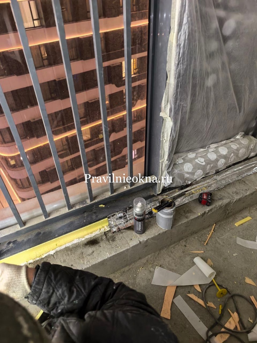 Замена холодного остекления на теплое. Перенос внешнего блока кондиционера в жк «Символ». Работу производила компания «Правильные окна».