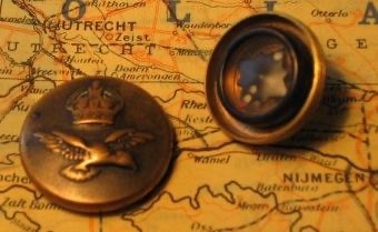 Компас, спрятанный внутри завинчивающейся пуговицы на форме Королевских ВВС. https://www.warhistoryonline.com