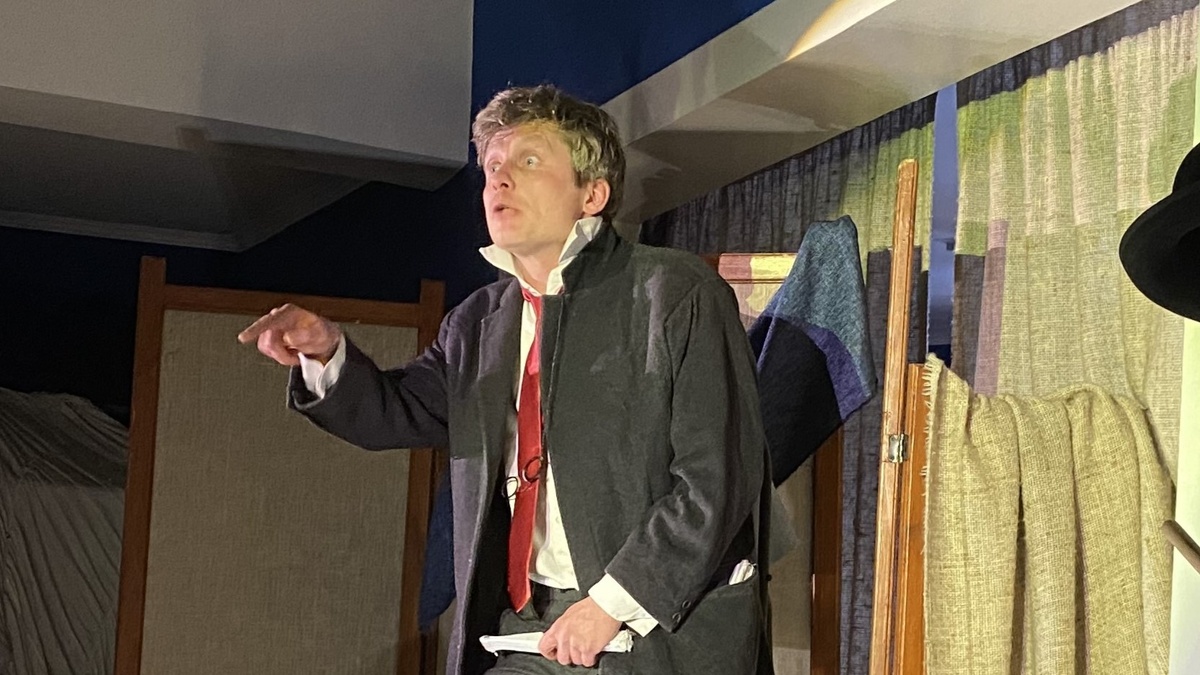 Актёр Андрей Камендов в моноспектакле "Человечек"