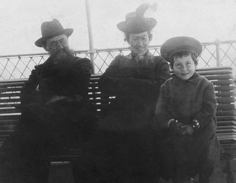 Валентин Катаев с папой и мамой, 1902 год. Источник фото https://moskvichmag.ru/lyudi/moskovskaya-dinastiya-kataevy/